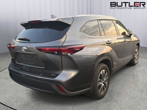 Certified 2024 Toyota Highlander XLE FWD image 8