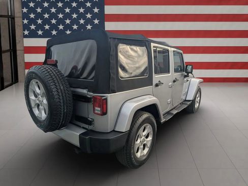 Used 2015 Jeep Wrangler Unlimited Sahara w/ Connectivity Group AWD/4WD image 3