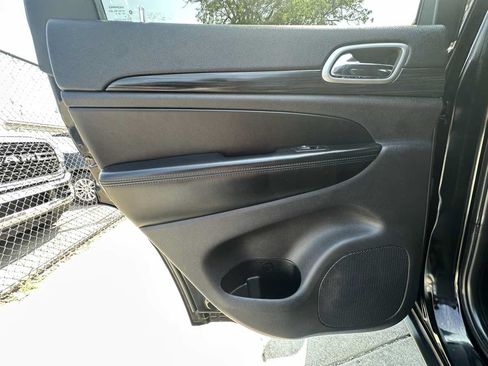 Used 2019 Jeep Grand Cherokee Laredo RWD image 39