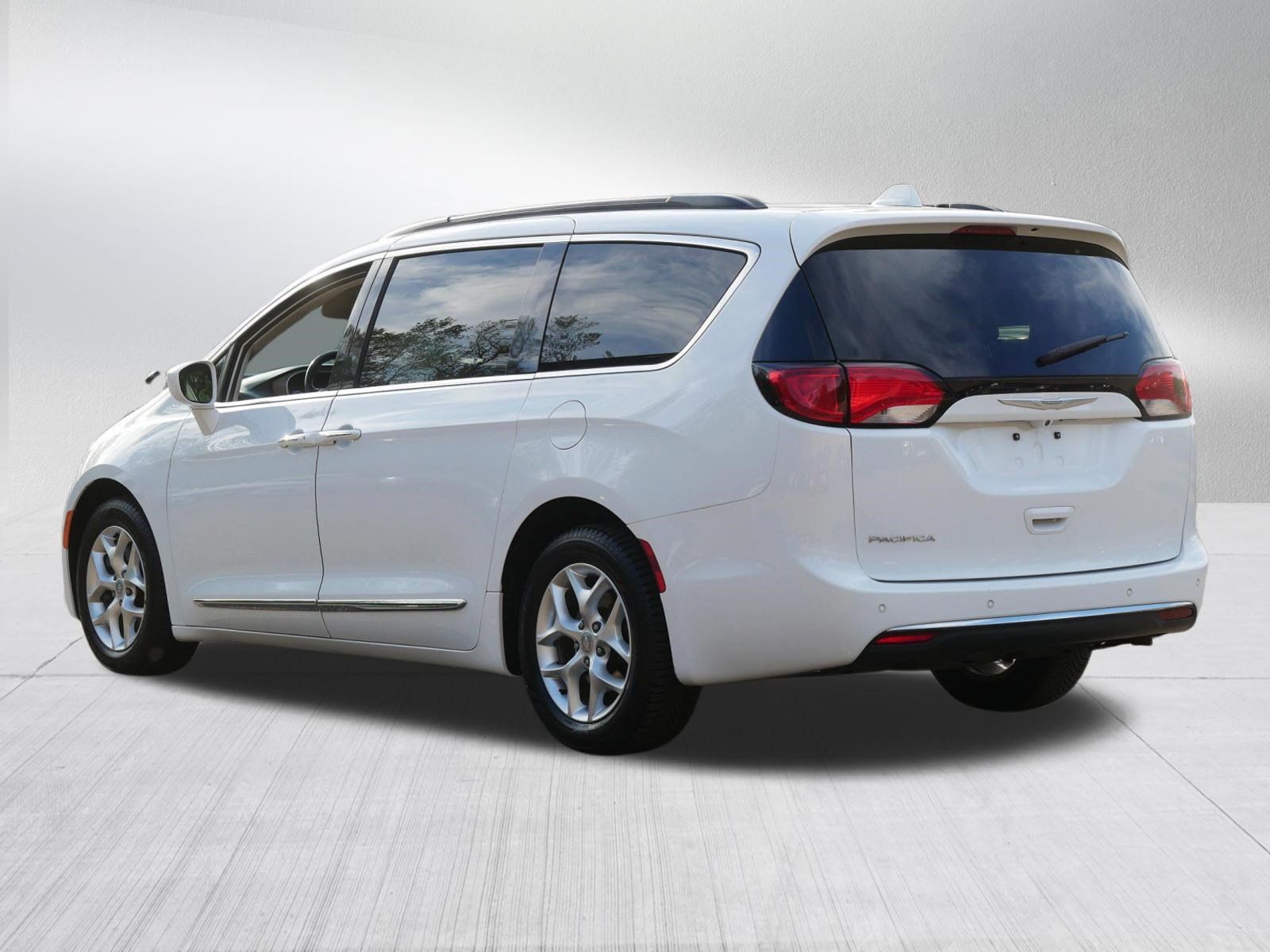Used 2017 Chrysler Pacifica Touring-L w/ Tire & Wheel Group FWD image 5
