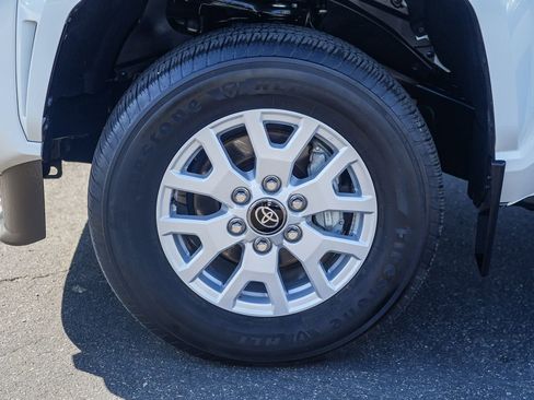 Certified 2024 Toyota Tacoma SR5 AWD/4WD image 10