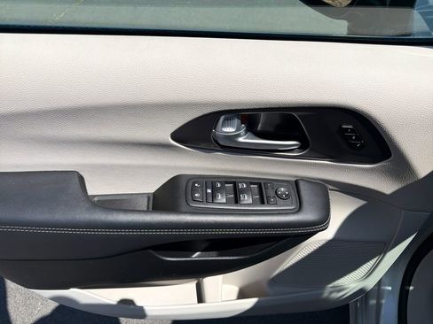 Used 2024 Chrysler Pacifica Touring-L FWD image 16