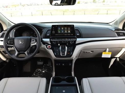 New 2026 Honda Odyssey Touring image 7