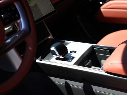 Certified 2025 Land Rover Range Rover SV AWD/4WD image 22