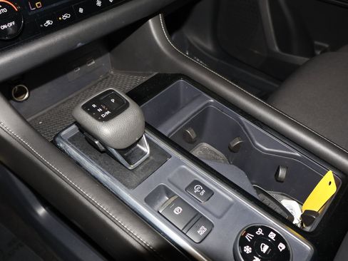 Used 2025 Nissan Pathfinder SV image 32