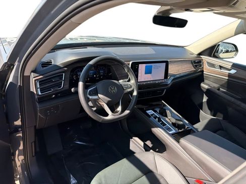 Used 2025 Volkswagen Atlas SEL image 2