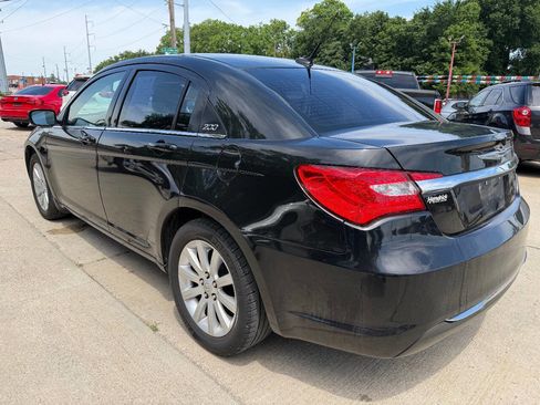 Used 2011 Chrysler 200 Touring FWD image 5