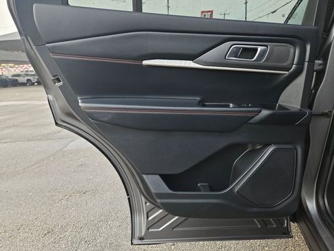 Used 2025 Ford Explorer ST-Line w/ ST-Line Street Pack image 17