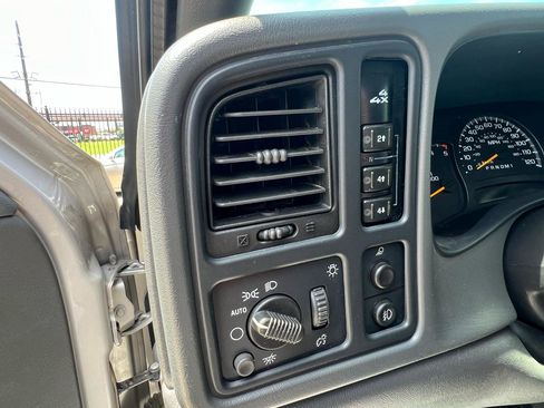 Used 2006 Chevrolet Silverado 2500 LT w/ Heavy-Duty Power Package AWD/4WD image 46