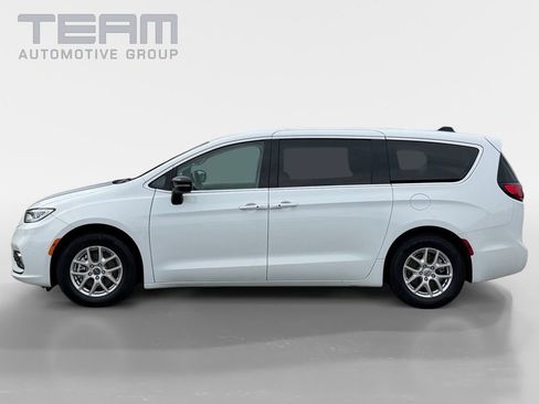 Used 2024 Chrysler Pacifica Touring-L FWD image 4