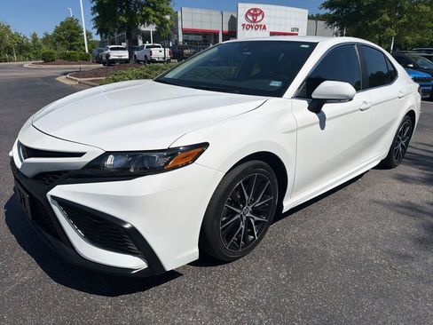 Used 2023 Toyota Camry SE FWD image 1