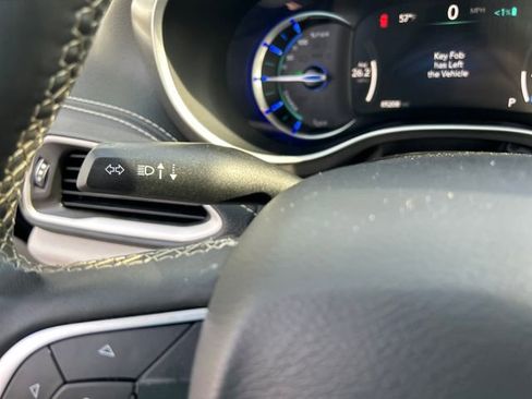 Used 2022 Chrysler Pacifica Touring-L image 14