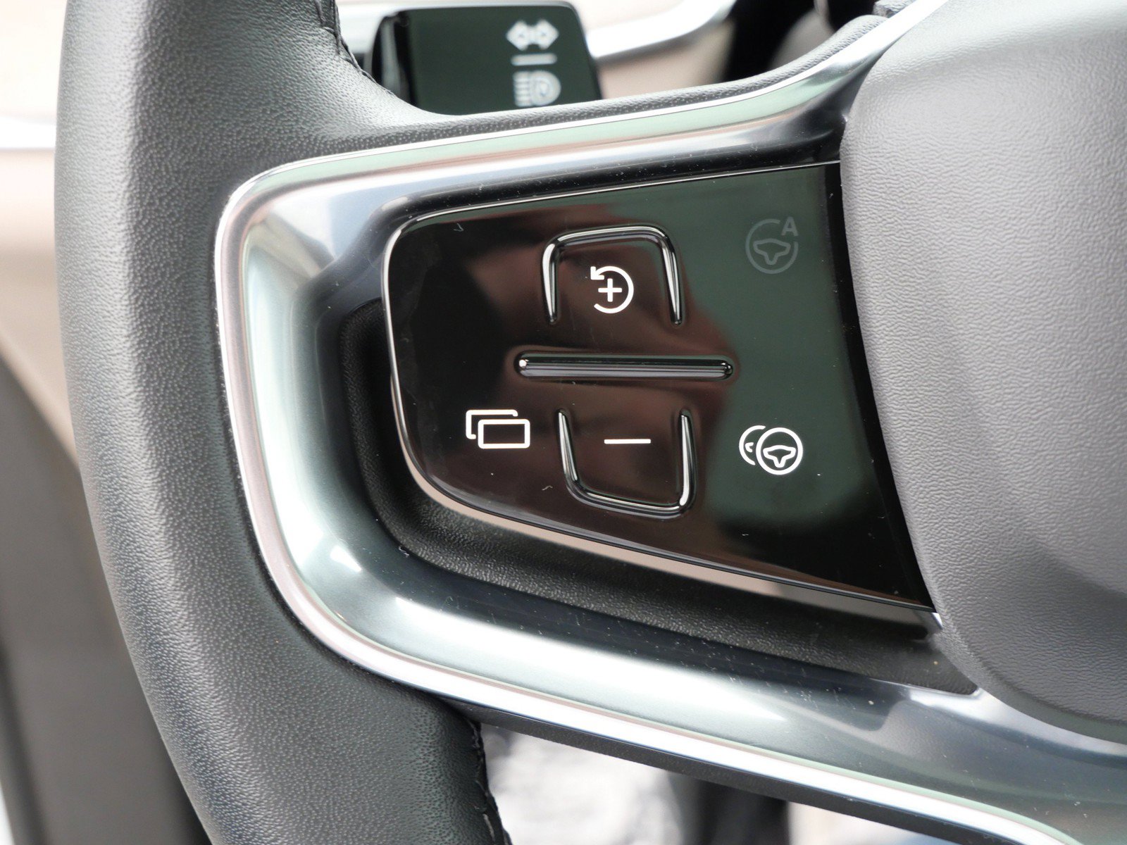 Certified 2025 Volvo EX90 Plus AWD/4WD image 24