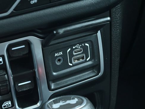 Used 2024 Jeep Wrangler Unlimited Sahara w/ Technology Group AWD/4WD image 25