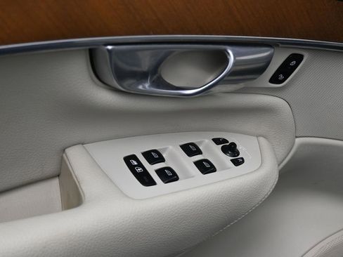 Used 2021 Volvo XC90 T6 Momentum w/ Advanced Package image 15