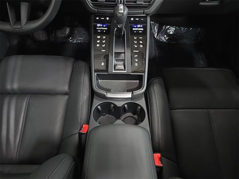 Used 2026 Porsche Macan image 20