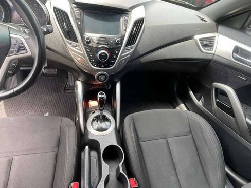 Used 2017 Hyundai Veloster Value Edition FWD image 8