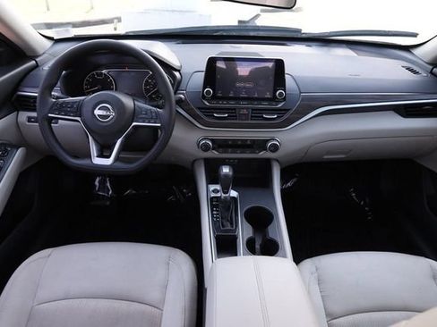Used 2025 Nissan Altima 2.5 SV FWD image 10