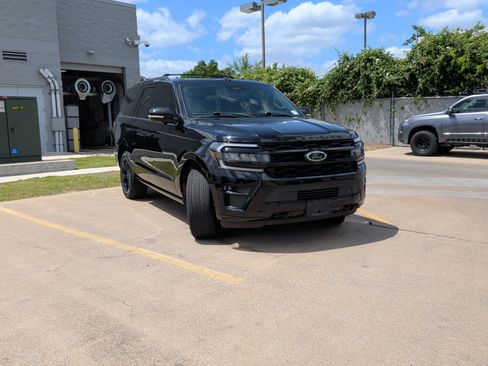 Used 2023 Ford Expedition Limited AWD/4WD image 2