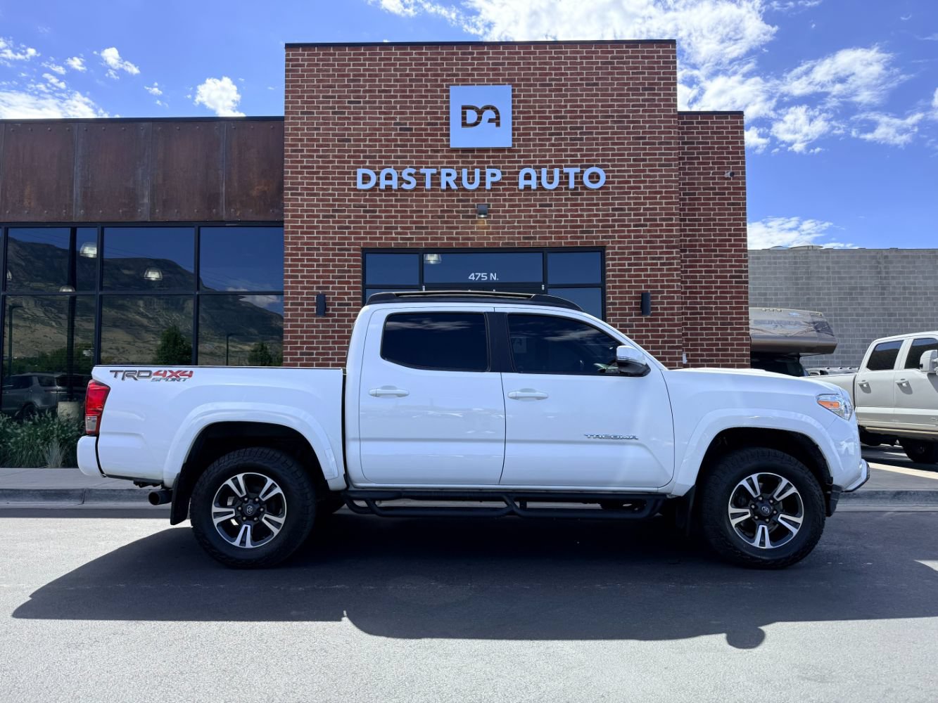 Used 2016 Toyota Tacoma TRD Sport w/ Towing Package AWD/4WD image 9