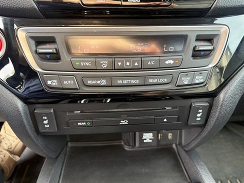 Used 2018 Honda Pilot Touring image 18