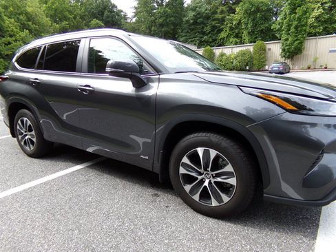 Used 2025 Toyota Highlander XLE AWD/4WD image 5