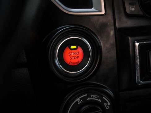 Used 2018 Nissan Titan SV w/ SV Convenience Package image 18