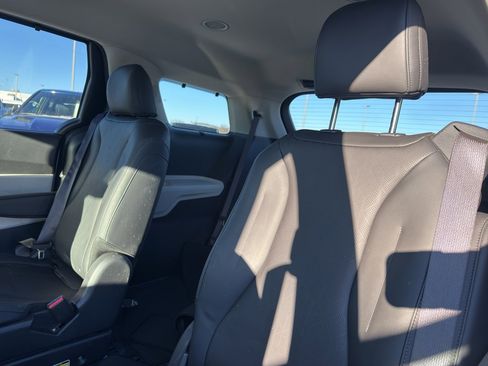 Used 2024 Kia Carnival EX image 30