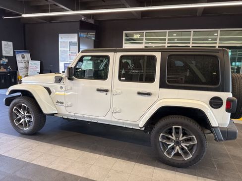 Used 2024 Jeep Wrangler Unlimited AWD/4WD image 23