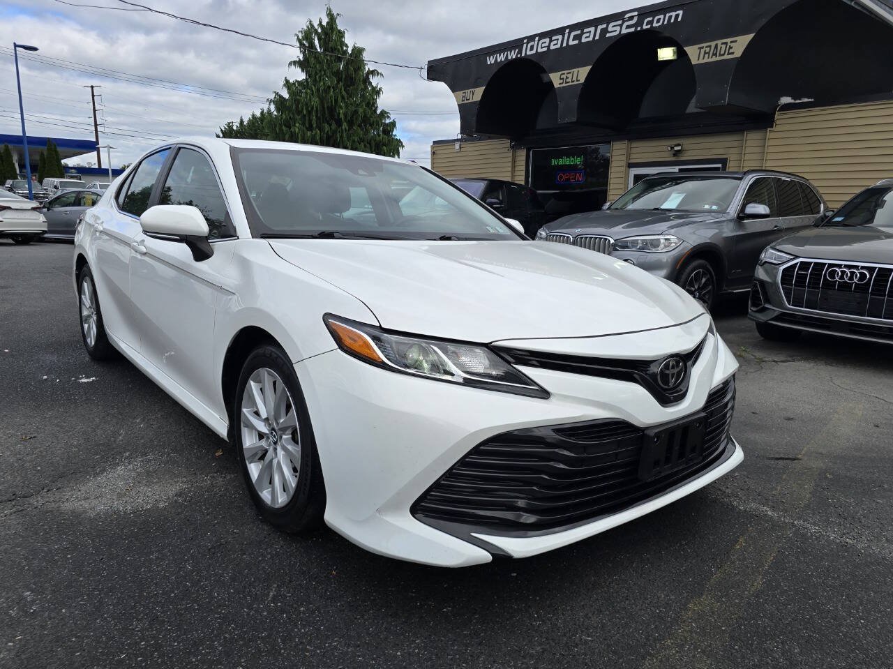 Used 2018 Toyota Camry LE w/ Convenience Package FWD image 1