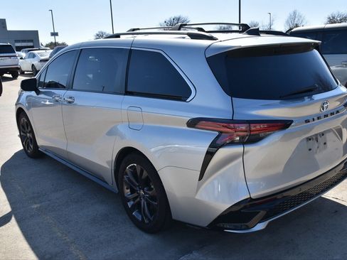 Used 2023 Toyota Sienna XSE w/ XSE Plus Package image 9