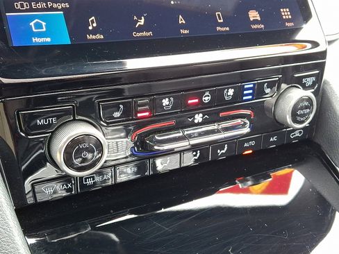 Certified 2023 Jeep Grand Cherokee Overland w/ Luxury Tech Group IV image 16