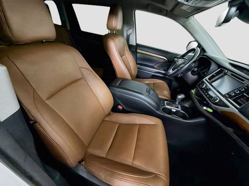 Used 2018 Toyota Highlander Limited Platinum FWD image 34