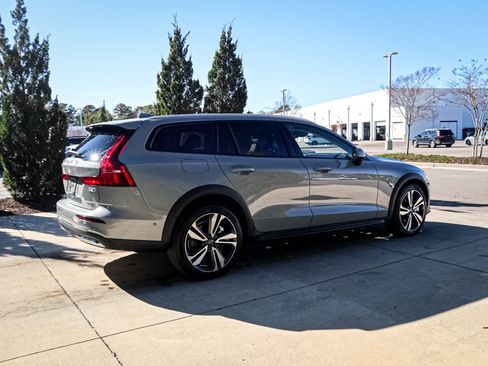 Used 2025 Volvo V60 B5 Cross Country Plus image 11