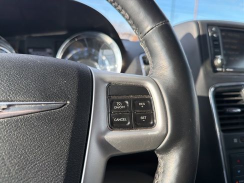 Used 2016 Chrysler Town & Country Touring-L image 34