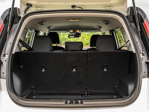 Used 2025 Kia Soul LX w/ LX Technology Package FWD image 16