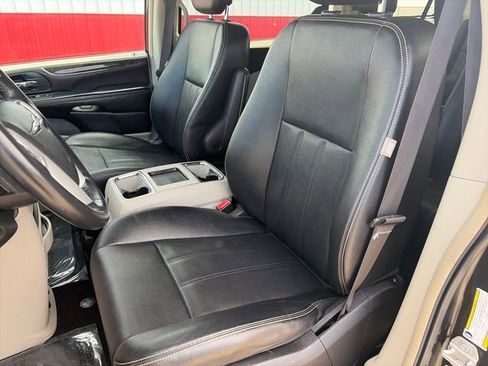 Used 2016 Chrysler Town & Country Touring FWD image 36