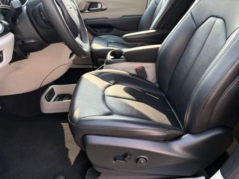 Used 2024 Chrysler Pacifica Touring-L FWD image 10