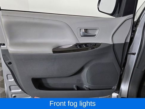 Used 2018 Toyota Sienna XLE w/ XLE Navigation Package image 12