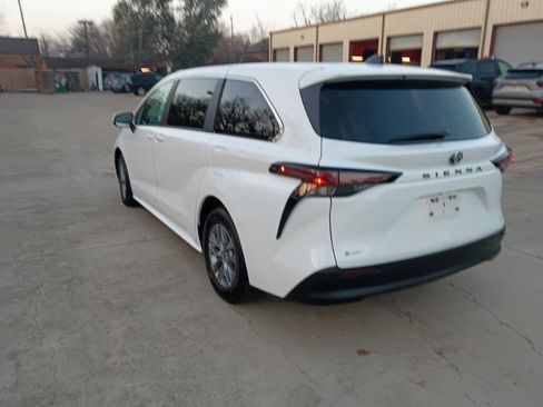 Used 2025 Toyota Sienna LE image 12