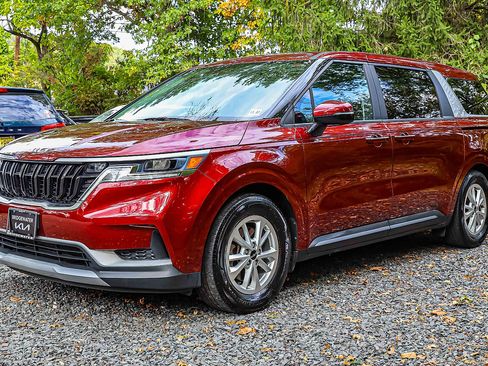 Certified 2023 Kia Carnival LX image 3