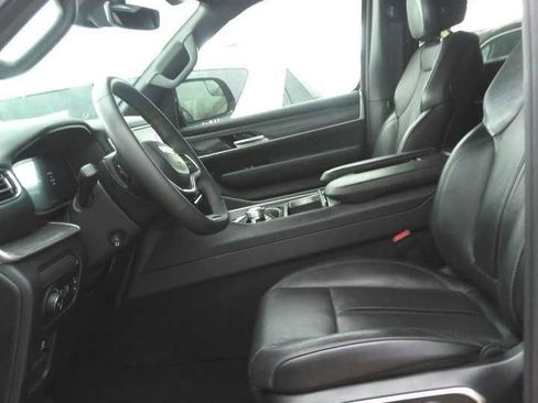 Used 2024 Jeep Wagoneer L Series II w/ Flexible Seating Group AWD/4WD image 7