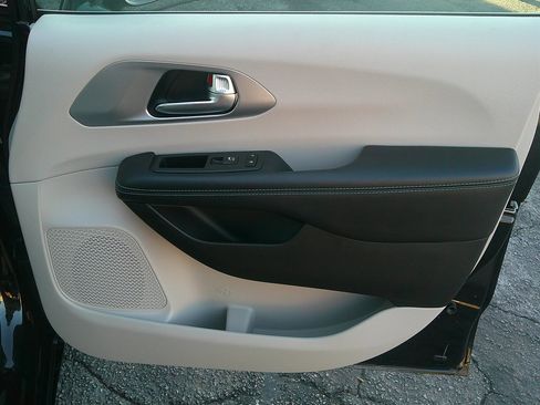 Used 2017 Chrysler Pacifica Touring Plus image 19