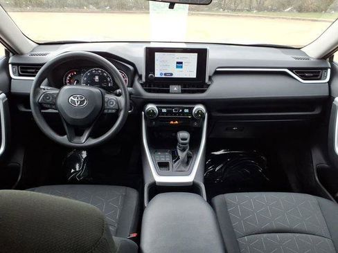 Used 2023 Toyota RAV4 XLE AWD/4WD image 4