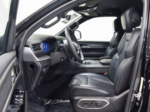 Used 2024 Jeep Wagoneer L Series II w/ Flexible Seating Group image 9