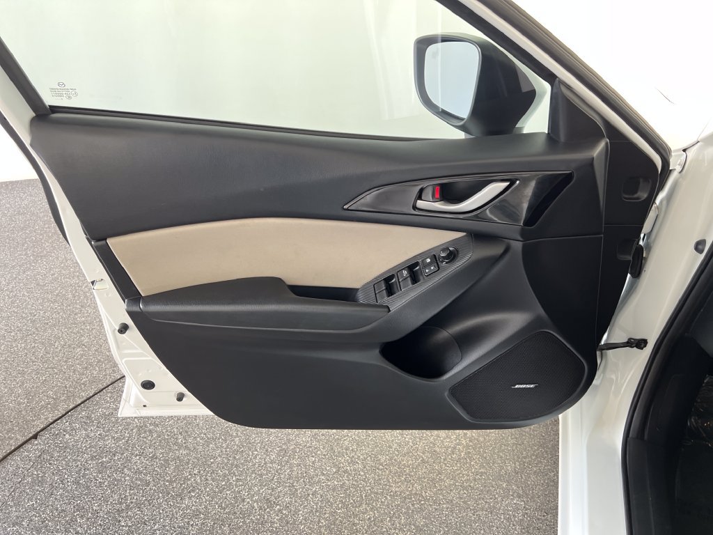 Used 2014 MAZDA MAZDA3 i Touring w/ Technology Package FWD image 13