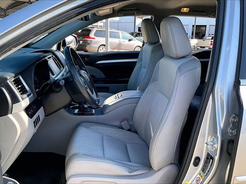 Used 2017 Toyota Highlander Plus image 8