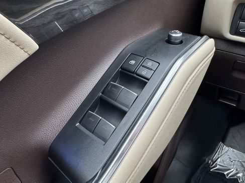 Certified 2022 Toyota Highlander Platinum image 38