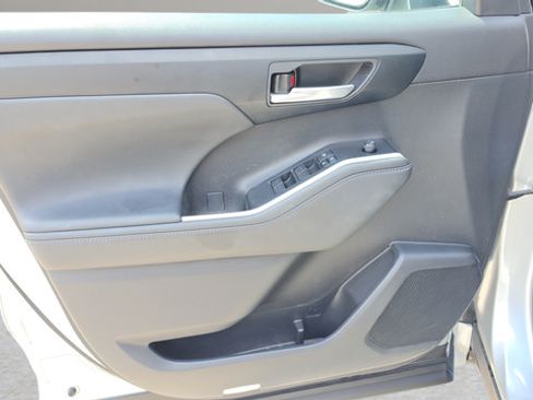Used 2023 Toyota Highlander XLE AWD/4WD image 48