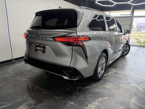 Used 2023 Toyota Sienna XSE AWD/4WD image 3